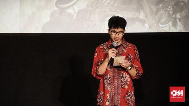 Cucu Pramoedya Ananta Toer, Angga Okta Rahman, membacakan surat sang sastrawan untuk istri sebelum film Bumi Manusia diputar di Gala Premier.