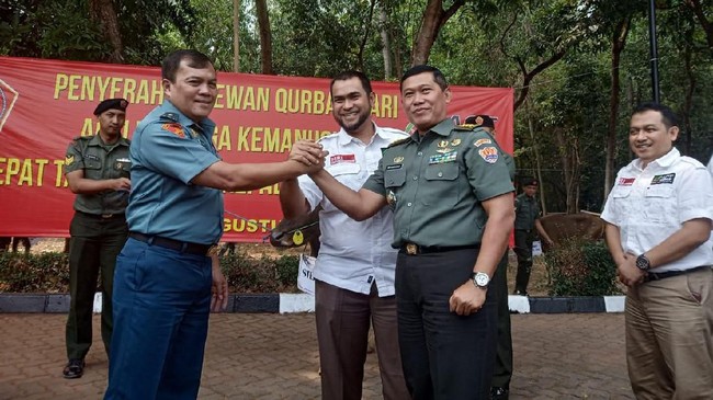 Global Qurban-Aksi Cepat Tanggap (ACT) berkolaborasi dengan Mabes TNI dan Mako Brimob dengan menyerahkan hewan kurban dalam Idulahdha 1440 H.