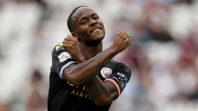 FOTO: Sterling Hattrick, Manchester City Pesta Gol