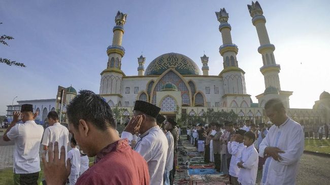 Umat muslim melaksanakan Salat Idul Adha 1440 H di Islamic Centre Hubbul Wathan di Mataram, NTB, Minggu (11/8/2019). Shalat Id tersebut dirangkai dengan penyerahan hewan kurban secara simbolis kepada Panitia Hari Besar Islam Provinsi Nusa Tenggara Barat sebanyak 23 ekor sapi dan 25 ekor kambing untuk disembelih dan dibagikan dagingnya kepada yang berhak menerimanya. ANTARA FOTO/Ahmad Subaidi/hp.