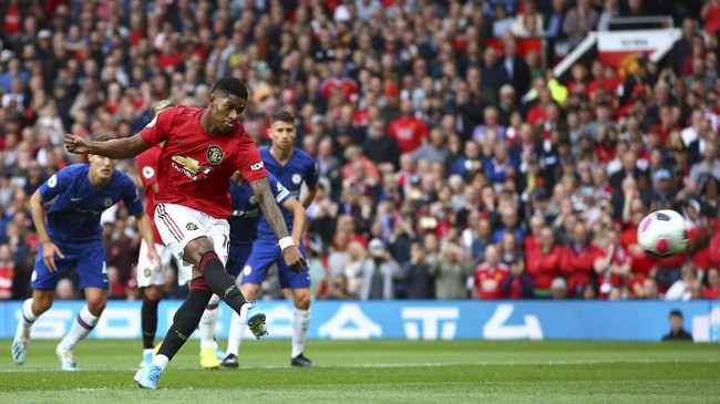 Manchester United unggul 1-0 atas Chelsea di babak pertama dalam laga kompetisi Liga Inggris 2019/2020 di Stadion Old Trafford, Minggu (11/8).