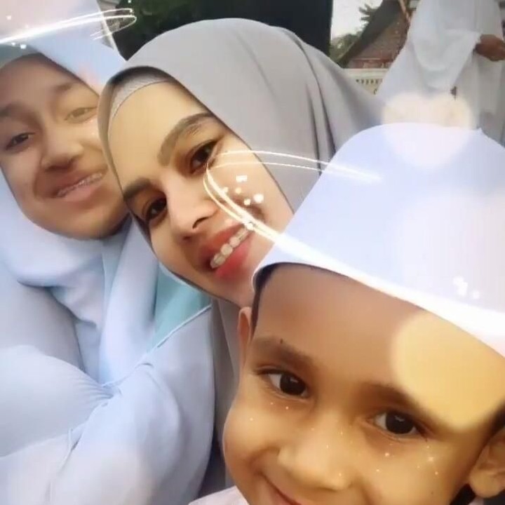 Senyum semringah Kartika Putri dengan kedua anaknya. (Foto: Instagram @kartikaputriworld)