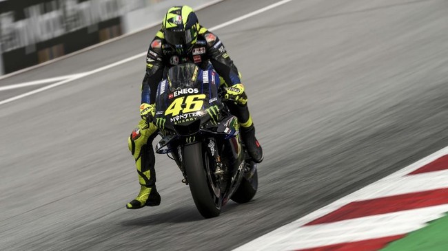 Mantan manajer Valentino Rossi, Carlo Pernat menyebut The Doctor tak lagi berani mengambil risiko dalam balapan MotoGP.