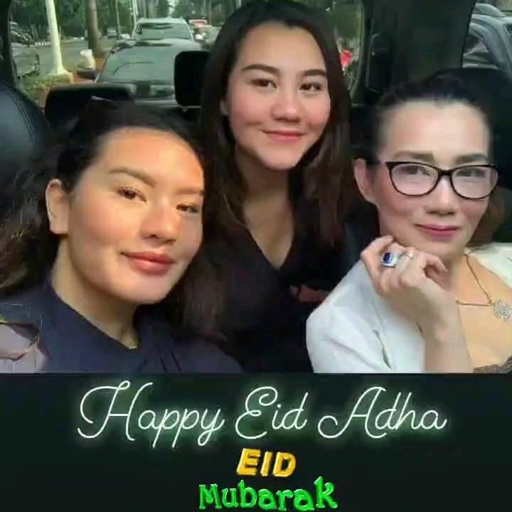 Bunda Reza Artamevia dan dua putri cantiknya mengucapkan Happy Eid Adha nih, Bun. (Foto: Instagram @rezaartameviaofficial)