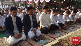 Anies Baswedan Laksanakan Salat Idul Adha di Balai Kota