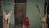 FOTO: Memaknai Ikhlas pada Ritual Pemotongan Hewan Kurban Ritual pemotongan hewan kurban dimaknai sebagai keikhlasan berbagi dan untuk menambah ketakwaan umat Muslim.