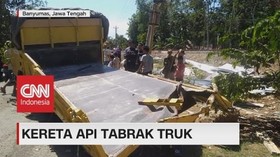 VIDEO: Kereta Api Tabrak Truk
