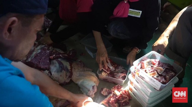 Panitia penyembelihan kurban di RW 07 Cibunut, Kecamatan Sumur Bandung, Kota Bandung, menggunakan misting untuk mengemas potongan daging yang akan dibagikan kepada yang berhak dalam rangka Iduladha 1440 Hijriah. Ratusan boks untuk menyimpan makanan itu dipilih agar bisa digunakan pada lebaran tahun berikutnya.