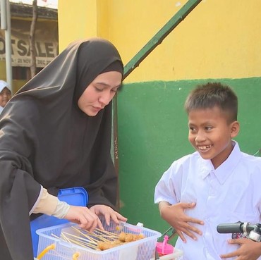 Bintang FTV Banting Setir Jadi Penjual Cilok Keliling