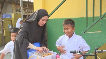 img-title Bintang FTV Banting Setir Jadi Penjual Cilok Keliling