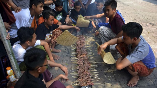 FOTO: Memaknai Ikhlas pada Ritual Pemotongan Hewan Kurban