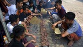 FOTO: Memaknai Ikhlas pada Ritual Pemotongan Hewan Kurban Ritual pemotongan hewan kurban dimaknai sebagai keikhlasan berbagi dan untuk menambah ketakwaan umat Muslim.