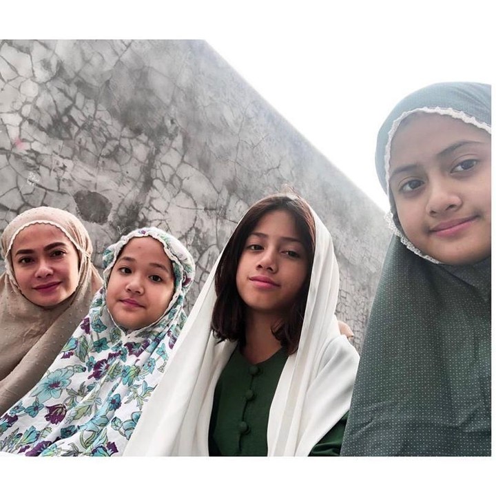 "Selamat Hari Raya Qurban," tulis Ersa Mayori dalam unggahan foto bersama anak-anaknya. (Foto: Instagram @ersamayori)