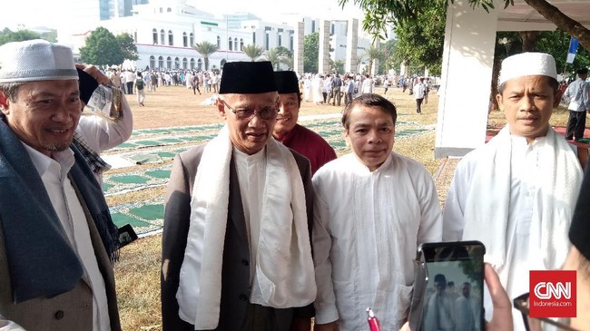 Haedar Nashir, Ketum PP Muhammadiyah yang menjadi khatib salat Idul Adha di Masjid Al-Azhar mengingatkan para pemimpin untuk berkorban bagi bangsa.