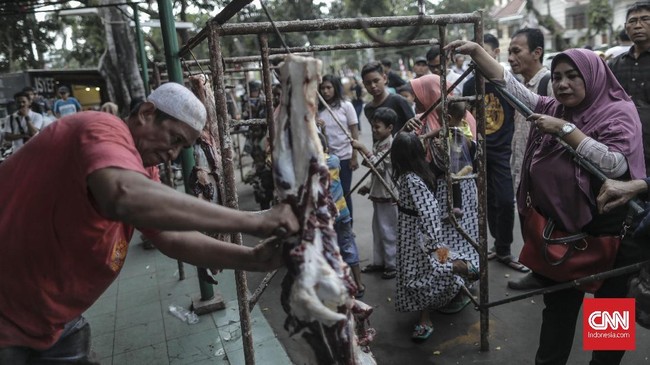 Protokol kesehatan diterapkan dalam kurban di Jakarta dan Bandung, seperti syarat panitia sehat dan tak berkerumun serta kelayakan hewan.