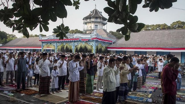 Umat Islam melaksanakan sholat Idul Adha 1440 H di Keraton Kasunanan Surakarta, Solo, Jawa Tengah, Minggu (11/8/2019). Pemerintah menetapkan Hari Raya Idul Adha 1440 Hijriah atau 10 Zulhijah jatuh pada 8 Agustus 2019 yang dirayakan dengan melaksanakan Salat Id dan penyembelihan hewan kurban. ANTARA FOTO/Mohammad Ayudha/hp.
