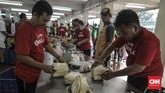FOTO: Memaknai Ikhlas pada Ritual Pemotongan Hewan Kurban Ritual pemotongan hewan kurban dimaknai sebagai keikhlasan berbagi dan untuk menambah ketakwaan umat Muslim.