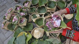 Ragam Wadah Unik Pengganti Bungkus Plastik Daging Kurban