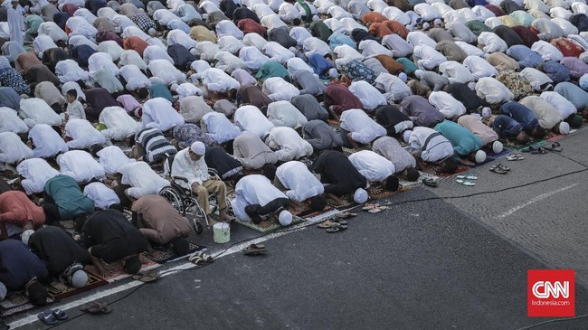 Jemaah salat Idul Adha di Masjid Al Ihsaan di Komplek Grand Inna Bali Beach dijaga oleh pecalang atau petugas keamanan penjaga khidmat di Bali.