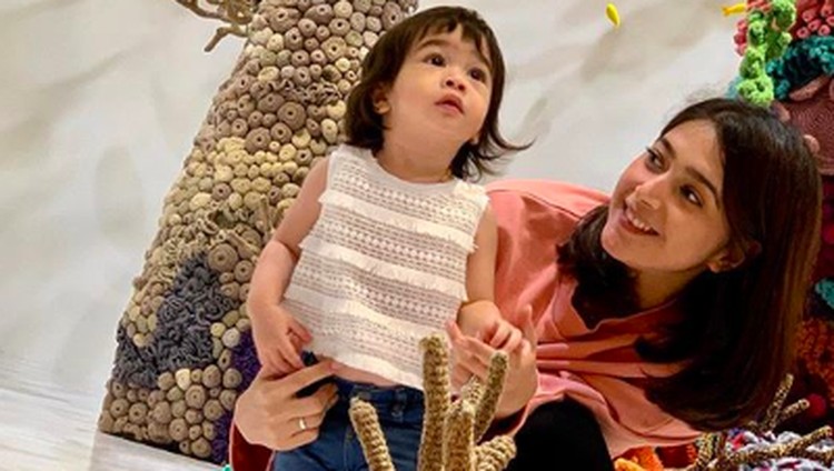 Tips Menyusui Saat Hamil Seperti Dilakukan Nabila Syakieb Semasa kehamilan kedua, Nabila Syakieb tetap menyusui putri sulungnya. Bunda juga mengalaminya? Simak tips berikut.