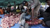 FOTO: Memaknai Ikhlas pada Ritual Pemotongan Hewan Kurban Ritual pemotongan hewan kurban dimaknai sebagai keikhlasan berbagi dan untuk menambah ketakwaan umat Muslim.