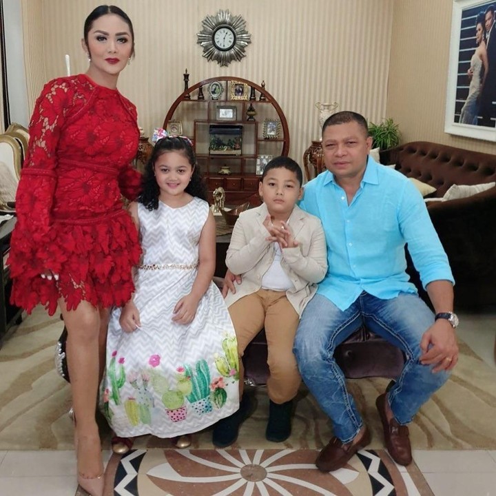 Cantik! Bunda Krisdayanti rayakan momen Idul Adha bersama keluarga. (Foto: Instagram @krisdayantilemos)