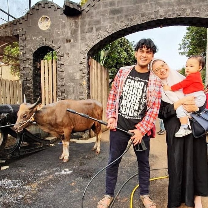 Adhitya Putri dan suaminya, Ridwan Ghani, tahun ini ikut berkurban, Bun. Ditemani sang anak, ketiganya lagi melihat sapi yang dikurbankan. (Foto: Instagram @adhityaputri)