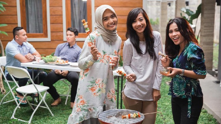 Bagi Bunda dengan zodiak Cancer sampai Sagitarius, simak ramalan zodiak hari ini.