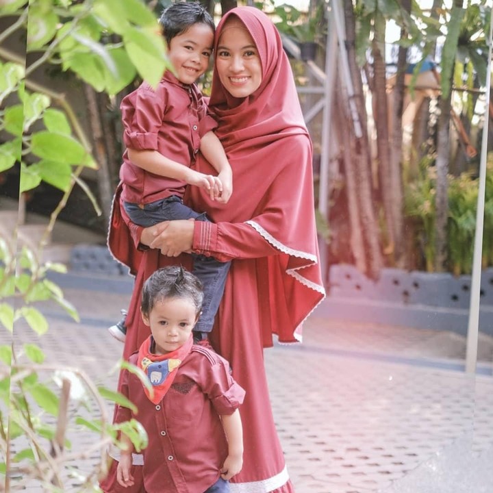 Alyssa Soebandono enggak mau ketinggalan merayakan Idul Adha bersama dua jagoannya, Rendra dan Malik. Sweet! (Foto: Instagram @ichasoebandono)