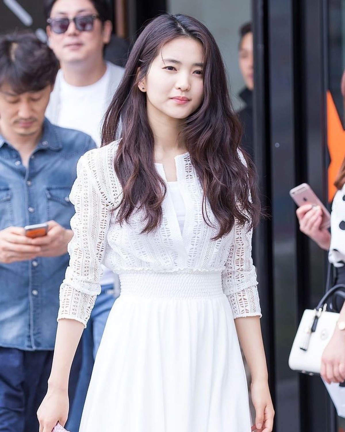 Kim Tae Ri akan segera membintangi sebuah film bersama Song Joong Ki berjudul Lighting Ship&period; Begini lah kecantikan alami wanita berusia 29 tahun itu&period;