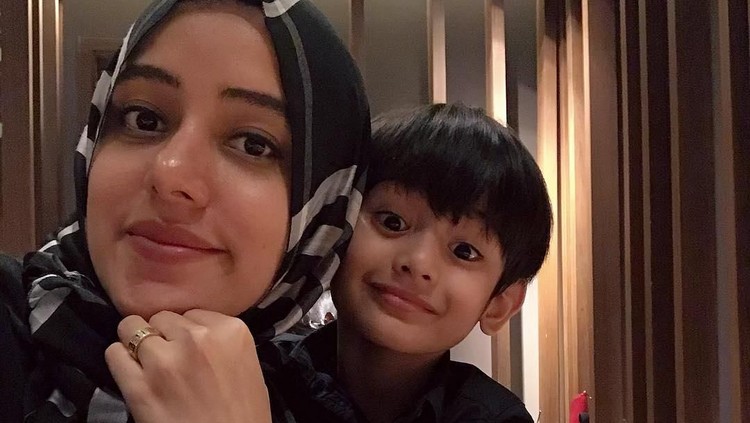 King Faaz, Putra Fairuz dan Galih Ginanjar terkena imbas masalah orang tuanya. Faaz menjadi korban bully di sekolah terkait kasus 'ikan asin'. Hiks.