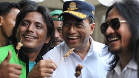 Mitra Gojek Makan Sate Bareng Menhub Saat Iduladha
