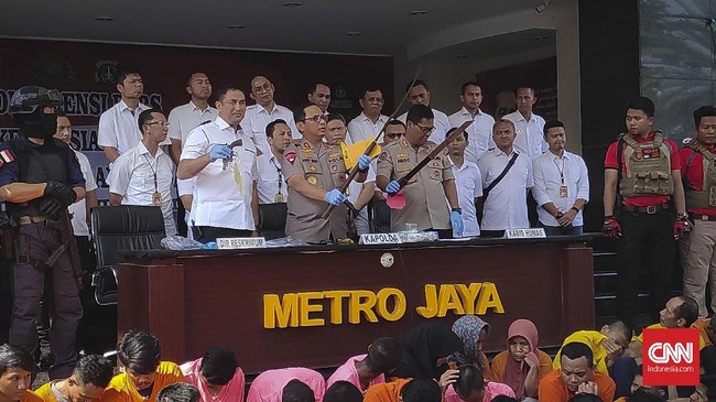 Ratusan barang bukti dan 234 orang diamankan Polda Metro Jaya selama sebulan operasi kejahatan jalanan. Polres Jakbar paling banyak menangani kasus.