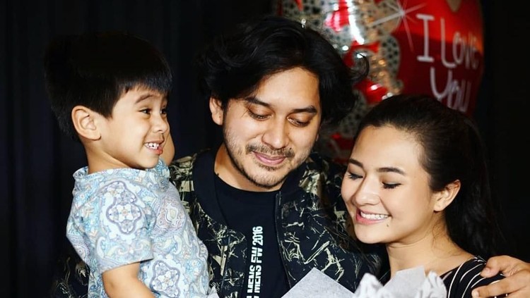 Mencoba memahami anak, tidak langsung memarahi, adalah cara Eriska hadapi anaknya saat tantrum.