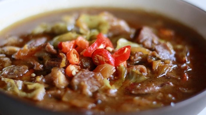 Tongseng. Goat meat stew cooked with sweet soy sauce, coconut milk, shredded cabbage and tomatoes. Commonly found in Indonesian region of Central Java, from Surakarta to Yogyakarta.