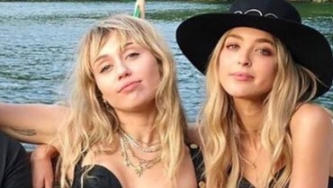 Miley dan Kaitlynn Carter Terciduk Jalan Bareng di Los Angeles