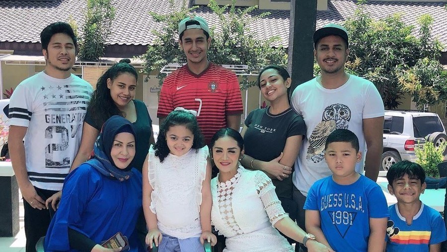 Krisdayanti mendatangi kediaman Sechah di Dili, Timor Leste.