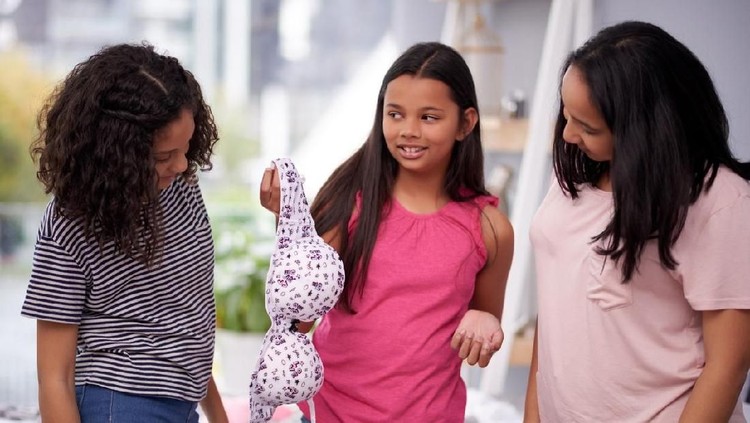 Beberapa anak perempuan bisa saja sudah memerlukan bra meski belum haid, tapi payudaranya sudah berkembang.