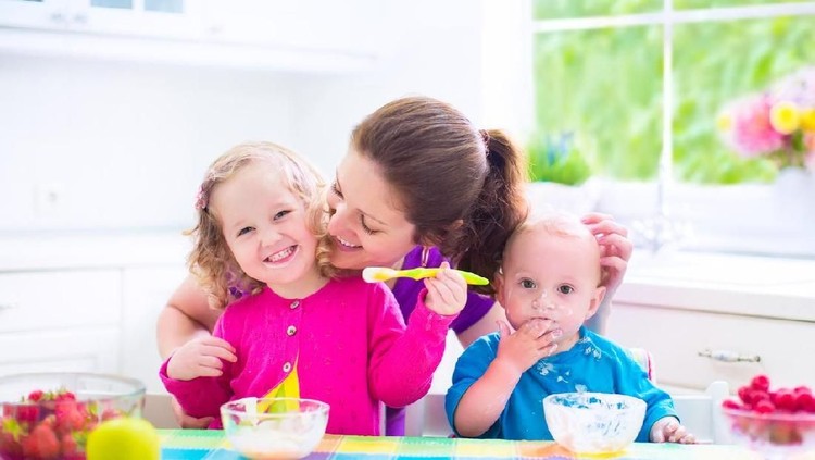 Yogurt memiliki manfaat baik untuk bayi, dan sebaiknya diberikan sebagai makanan awal di tahun pertamanya.