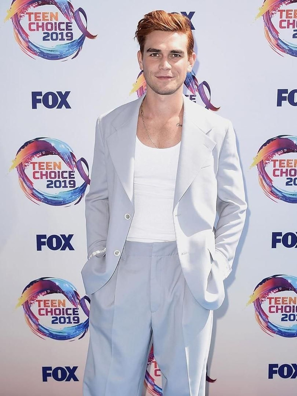 Tujuh gaya selebriti di karpet merah Teen Choice Awards 2019&period;