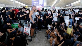 FOTO: Demonstran Lumpuhkan Bandara Hong Kong