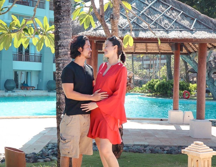 Ya, sejak mengumumkan kehamilan pertama Kimberly pada 12 Juli lalu, mereka begitu bahagia dan makin romantis.