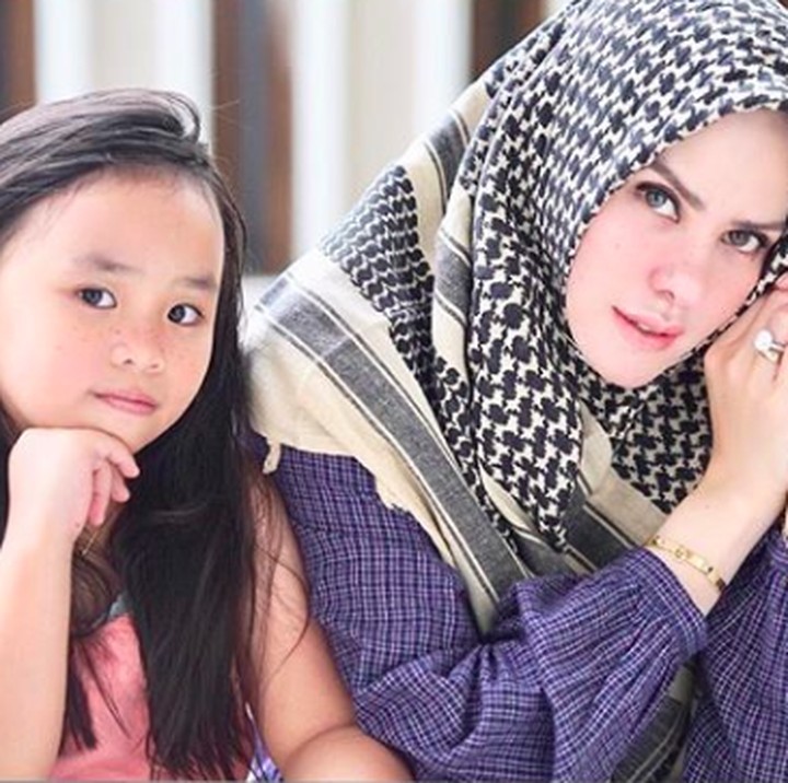 Sudah pintar bergaya kalau difoto, menopang dagu jadi gaya andalannya. (Foto: Instagram @angellelga)