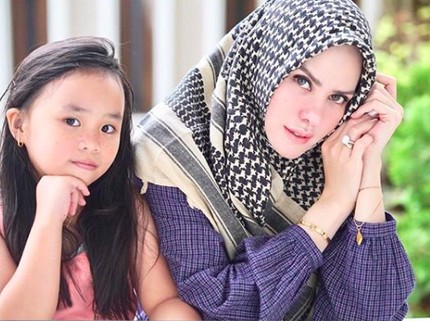 8 Potret Kebersamaan Angel Lelga Bareng Putri Cantiknya