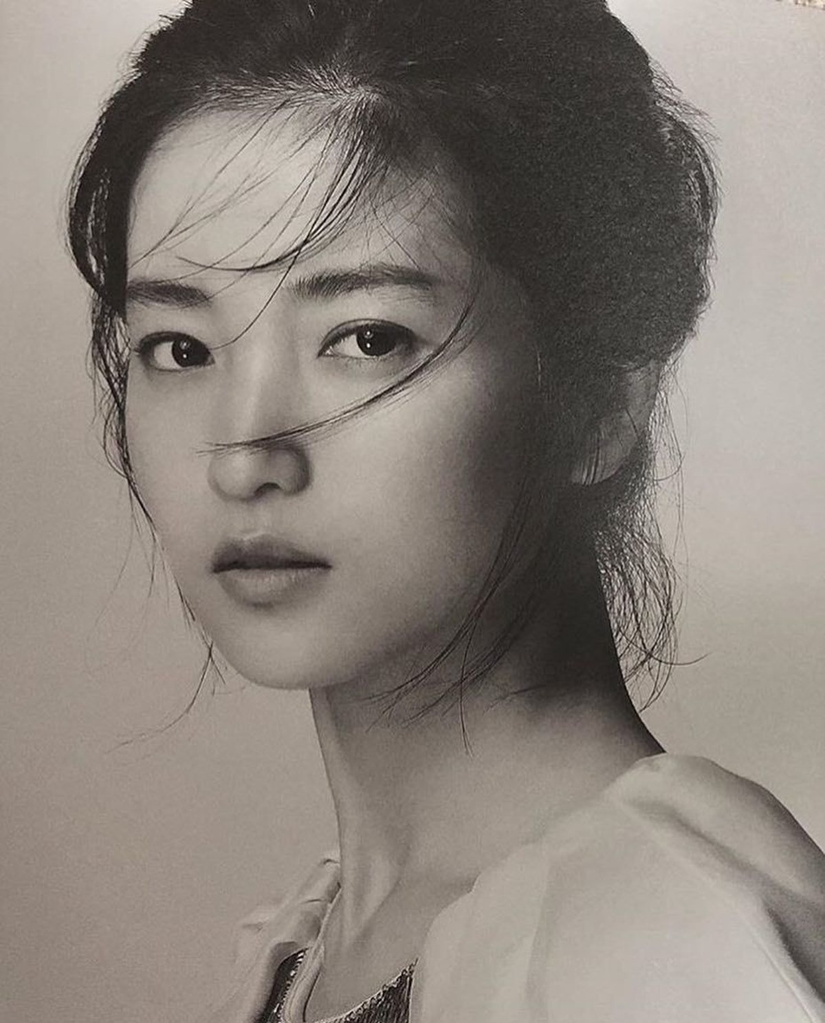 Kim Tae Ri akan segera membintangi sebuah film bersama Song Joong Ki berjudul Lighting Ship&period; Begini lah kecantikan alami wanita berusia 29 tahun itu&period;