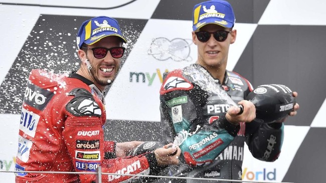 FOTO: Drama Tikungan Terakhir Dovizioso vs Marquez