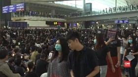 VIDEO: Bandara Hong Kong Lumpuh akibat Diserbu Demonstran
