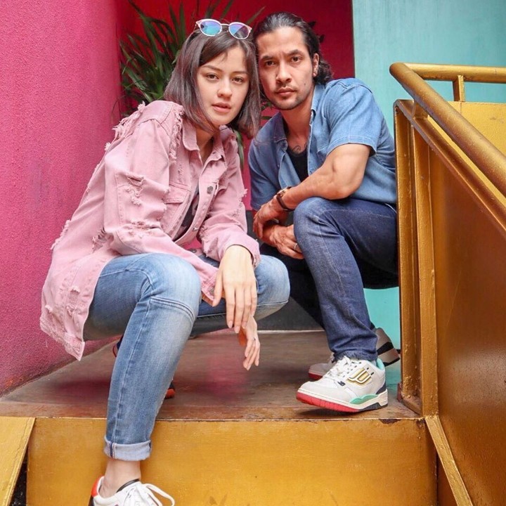 Perbedaan usia keduanya terbilang jauh, dimana Kimberly lebih muda 7 tahun. Tapi, itu bukanlah penghalang bagi cinta mereka. (Foto: Instagram @edward_akbar)