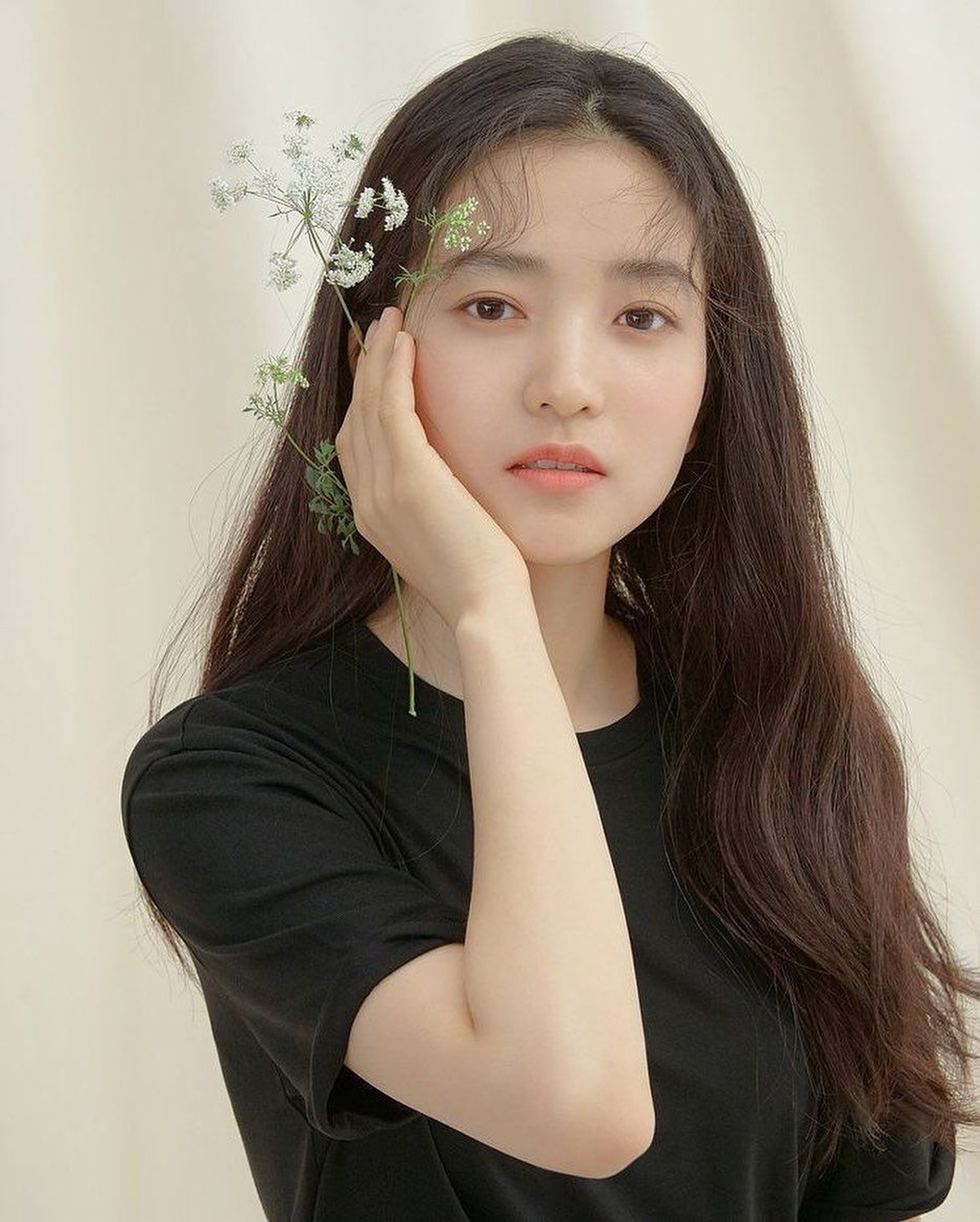 Kim Tae Ri akan segera membintangi sebuah film bersama Song Joong Ki berjudul Lighting Ship&period; Begini lah kecantikan alami wanita berusia 29 tahun itu&period;