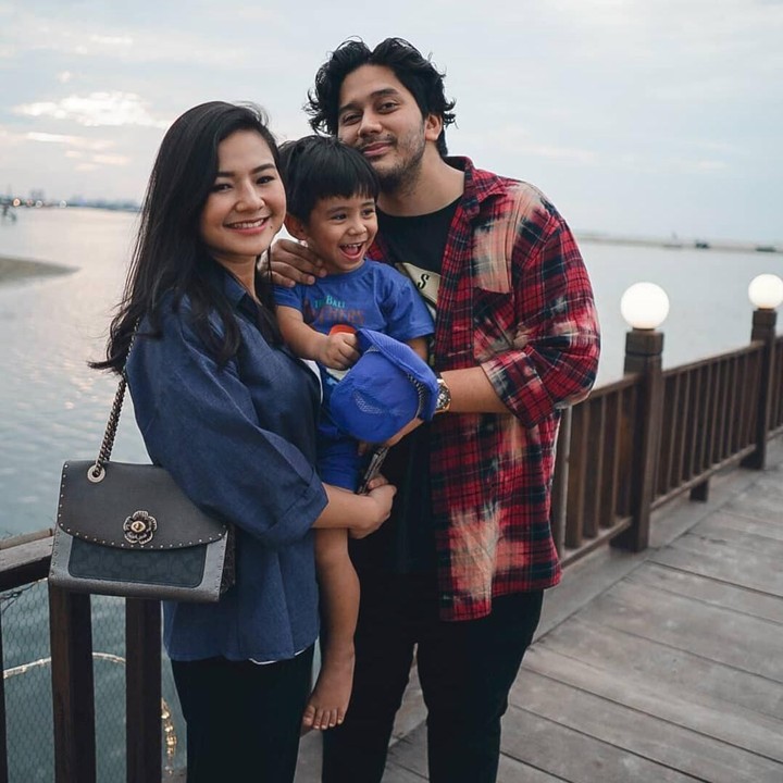 <p>Pasangan ini sudah dikaruniai seorang anak laki-laki bernama Mikhail Zayn Muhsin. (Foto: Instagram @eriskarein)</p>